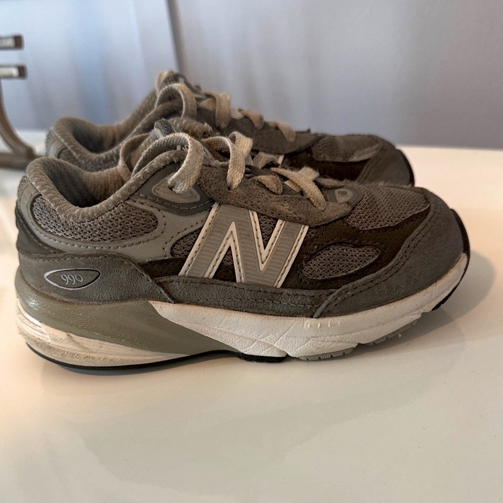 New Balance 990 Kids' Black and Gray Sneakers - 10C